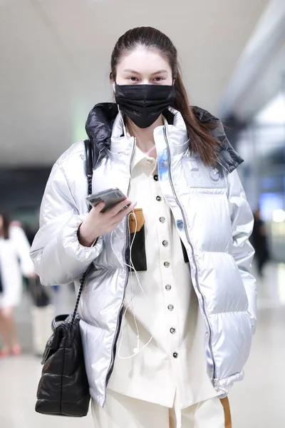 Kina Sui he Fashion Outfit Shanghai Airport — Stockfoto