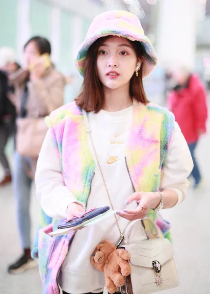 Kina Wu Xuanyi Fashion Outfit Pekings flygplats — Stockfoto