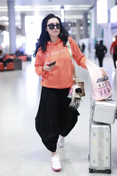 CHINA CECILIA CHEUNG SHANGHAI AIRPORT FASHION OUTFIT — Stock Photo, Image