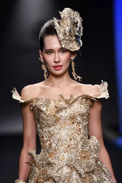 चीन चीन चिनें युमी कत्सुरा वेडिंग ड्रेस दिखाएँ जिनान — स्टॉक फ़ोटो, इमेज