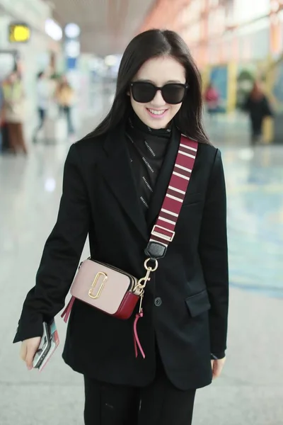 Kina Landy Li Fashion Outfit Pekings flygplats — Stockfoto
