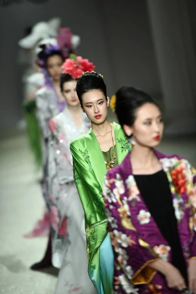 중국 유미 카츠라 웨딩 드레스 지안 — 스톡 사진
