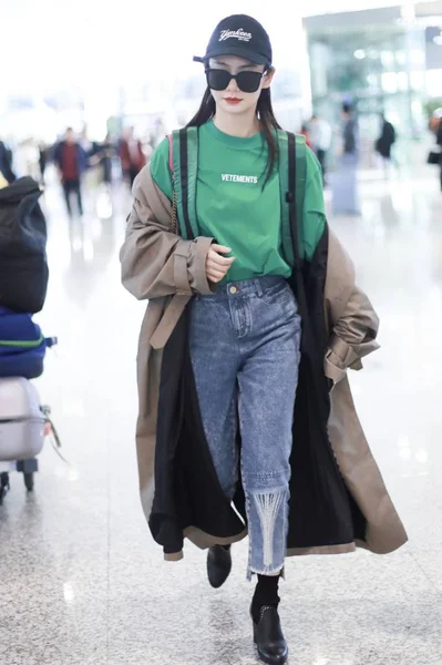 China Celebrity Qi Wei Shanghai Airport Fashion Outfit — Foto de Stock