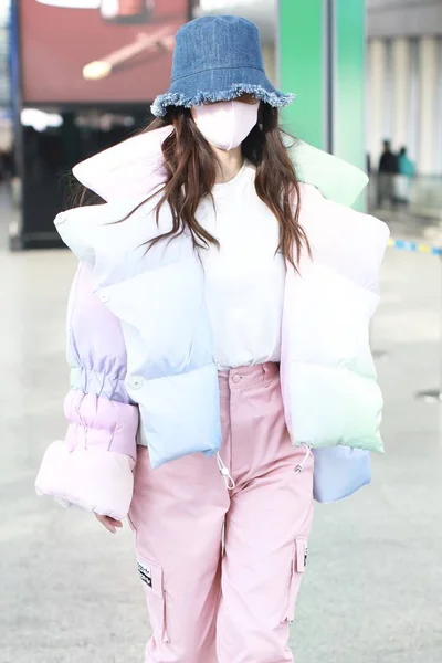 Kína Angelababy Fashion Outfit Beijing Airport — Stock Fotó