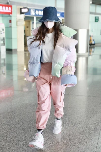 Chiny Angelababy mody strój Beijing Airport — Zdjęcie stockowe