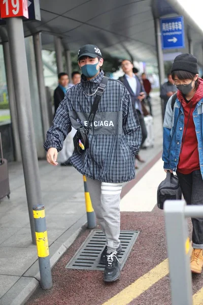 CHINA HU XIANXU FASHION OUTFIT AEROPUERTO DE CHENGDU —  Fotos de Stock