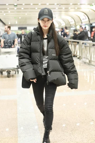 CHINA OUYANG NANA FASHION OUTFIT BEIJING AIRPORT — Stock Photo, Image