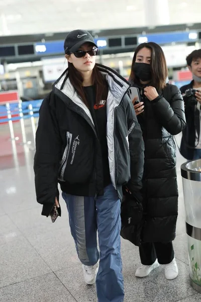 CHINA CELEBRITY FASHION OUTFIT BEIJING AIRPORT — Stock Photo, Image