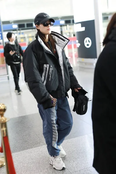 CHINA CELEBRITY FASHION OUTFIT BEIJING AIRPORT — Fotografie, imagine de stoc