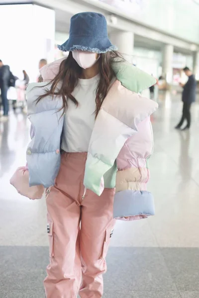 Kína Angelababy Fashion Outfit Beijing Airport — Stock Fotó