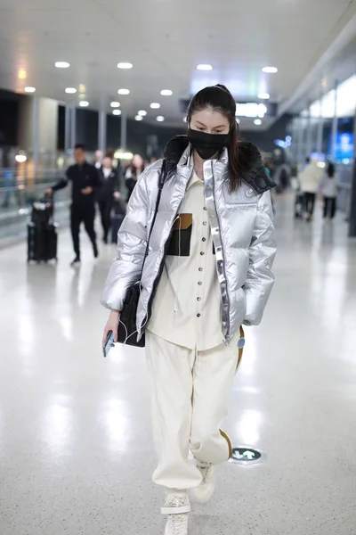 Kina Sui he Fashion Outfit Shanghai Airport — Stockfoto