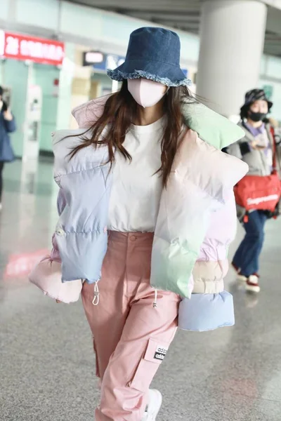 Kína Angelababy Fashion Outfit Beijing Airport — Stock Fotó