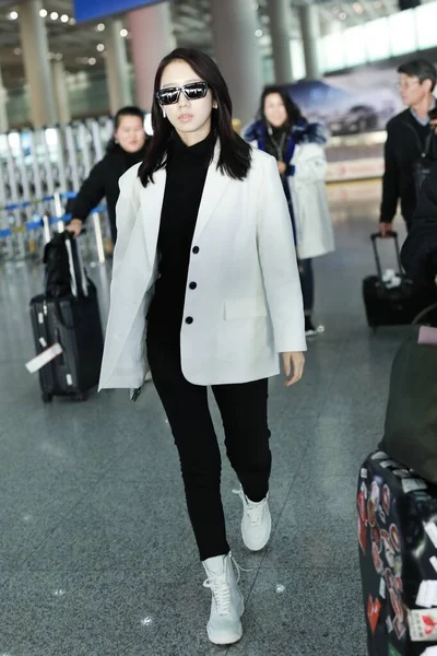 Kina Meng Meiqi Fashion Outfit Pekings flygplats — Stockfoto
