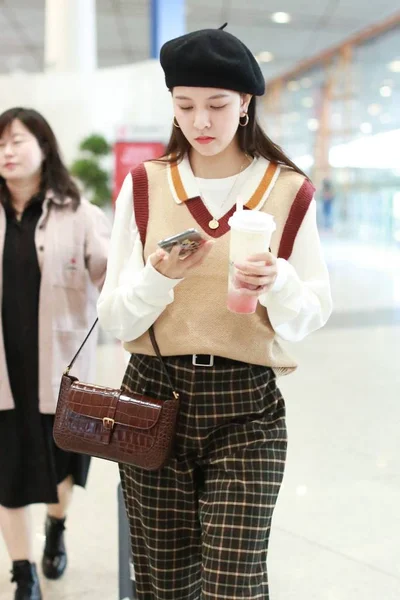 China Song Yanfei Fashion Outfit Beijing Airport — Stockfoto