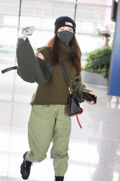 China Lin Yun Fashion Outfit Beijing Airport — Stockfoto