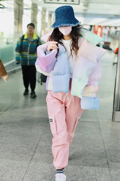 Kína Angelababy Fashion Outfit Beijing Airport — Stock Fotó