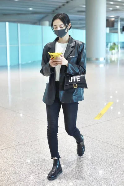 Kina Zhou Jieqiong Fashion Outfit Pekings flygplats — Stockfoto