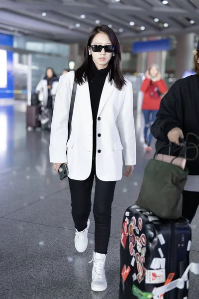 China Meng Meiqi Fashion Outfit Beijing Airport — Stockfoto
