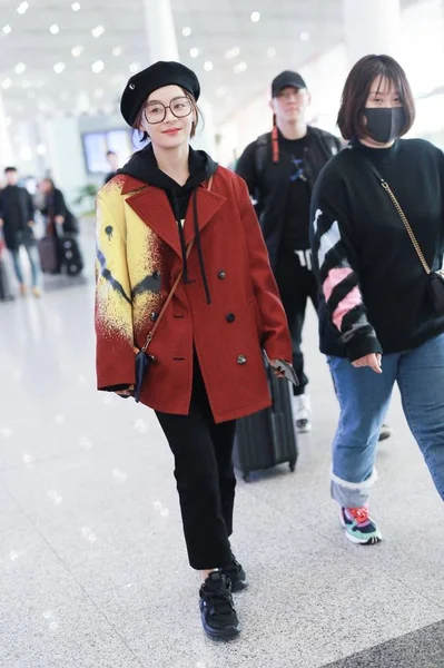 China Yuan Shanshan Fashion Outfit Beijing Airport — стокове фото