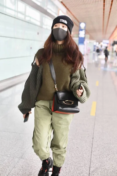 China Lin Yun Fashion Outfit Beijing Airport — Stockfoto