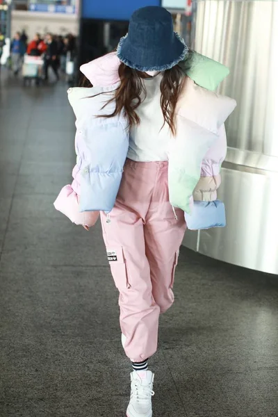 Chiny Angelababy mody strój Beijing Airport — Zdjęcie stockowe