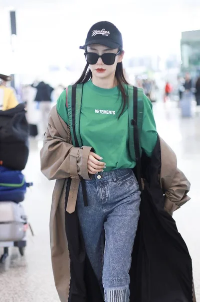 China Celebrity Qi Wei Shanghai Airport Fashion Outfit — Stockfoto