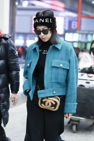CINA VITTORIA SONG FASHION OUTFIT BEIJING AIRPORT — Foto Stock