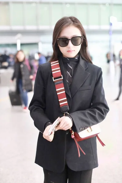 Kína Landy Li Fashion Outfit Beijing Airport — Stock Fotó