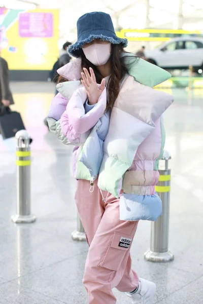 Kína Angelababy Fashion Outfit Beijing Airport — Stock Fotó