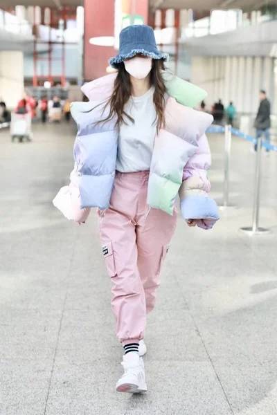 Kína Angelababy Fashion Outfit Beijing Airport — Stock Fotó