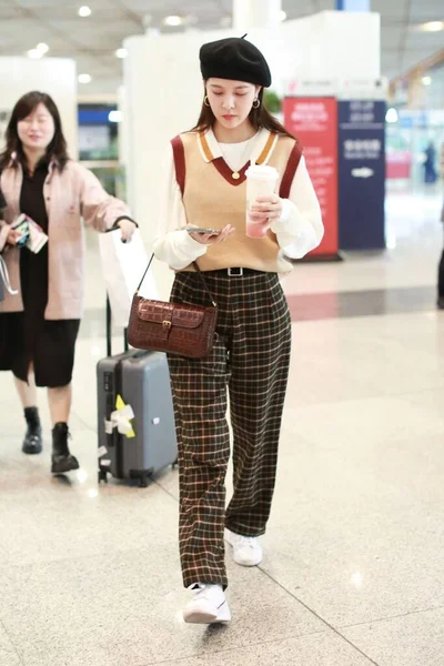 Κίνα Song Yanfei Fashion Outfit Πεκίνο Αεροδρόμιο — Φωτογραφία Αρχείου
