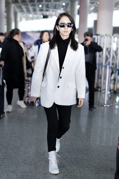 China Meng Meiqi Fashion Outfit Beijing Airport — стокове фото