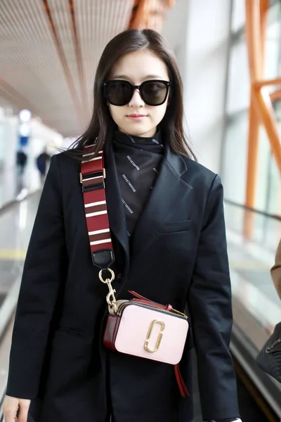 Kína Landy Li Fashion Outfit Beijing Airport — Stock Fotó
