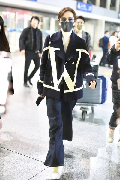 Kína Liu Shishi Shanghai Airport Fashion Outfit — Stock Fotó