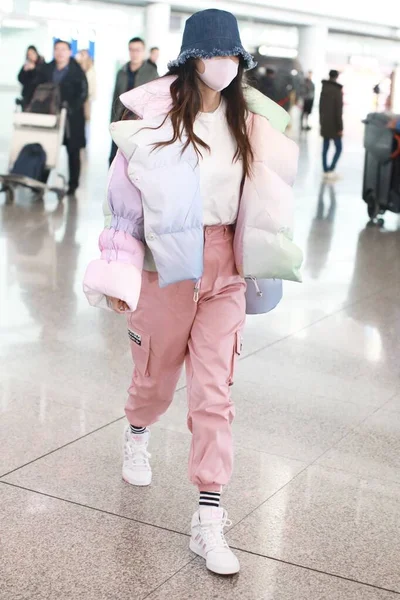 Kína Angelababy Fashion Outfit Beijing Airport — Stock Fotó