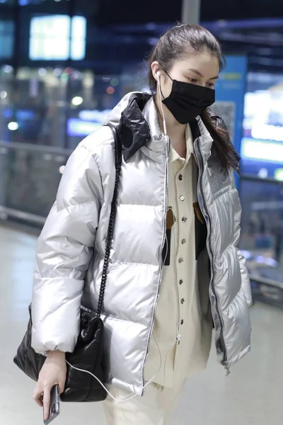 China Sui Hij Fashion Outfit Shanghai Airport — Stockfoto