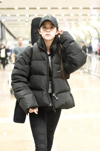 CHINA OUYANG NANA FASHION OUTFIT BEIJING AIRPORT — Stock Photo, Image