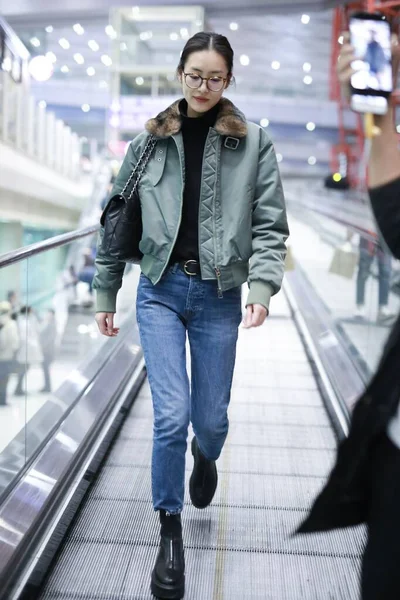 Китай Liu Wen Fashion Outfit Beijing Airport — стокове фото