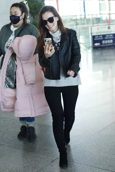 China Celina Horan Moda roupa Aeroporto de Pequim — Fotografia de Stock