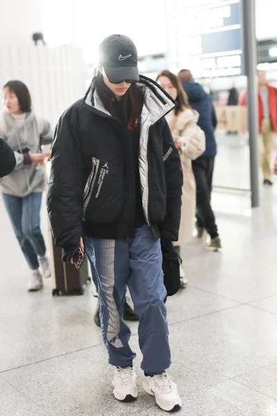 CHINA CELEBRITY FASHION OUTFIT BEIJING AIRPORT — Stock Photo, Image