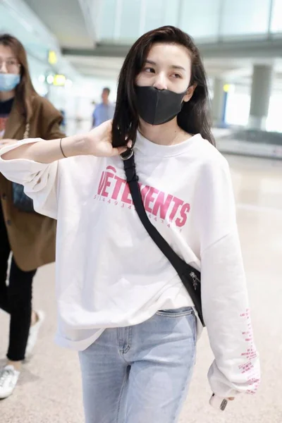CHINA CELEBRITY SONG ZUER FASHION OUTFIT BEIJING AIRPORT — ストック写真