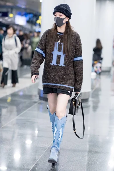 China Song Yanfei Fashion Outfit Beijing Airport — Stockfoto