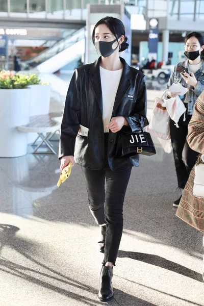 China Zhou Jieqiong Fashion Outfit Beijing Airport — Stockfoto