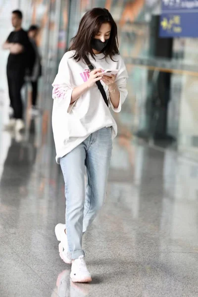 중국 유명 가수 주어 패션 옷 베이징 공항 — 스톡 사진