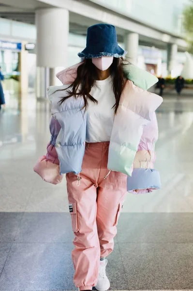 China Angelabababy Fashion Outfit Beijing Airport — Stockfoto