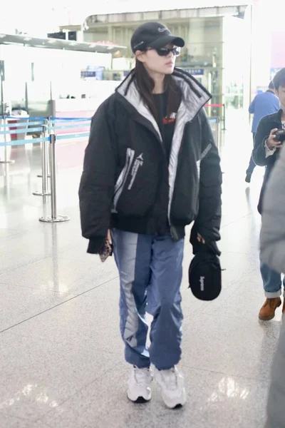 China Berühmtheit Mode Outfit Peking Flughafen — Stockfoto