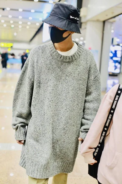 CHINA AARON YAN FASHION OUTFIT BEIJING AIRPORT — Stock Photo, Image