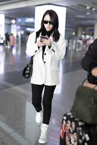 Kina Meng Meiqi Fashion Outfit Pekings flygplats — Stockfoto