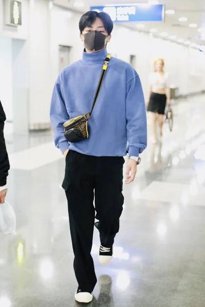CHINA HOU MINGHAO FASHION OUTFIT BEIJING AIRPORT — Stock Photo, Image