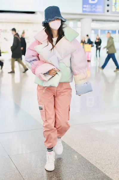 China angelababy 패션 옷 베이징 공항 — 스톡 사진